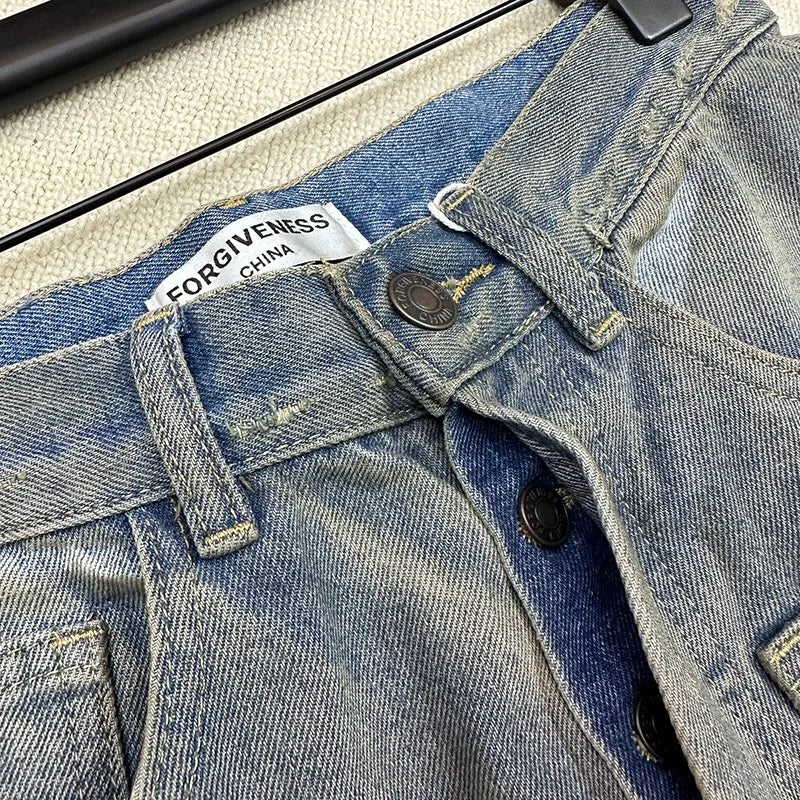 Cut Jeans with a mud-dye knife