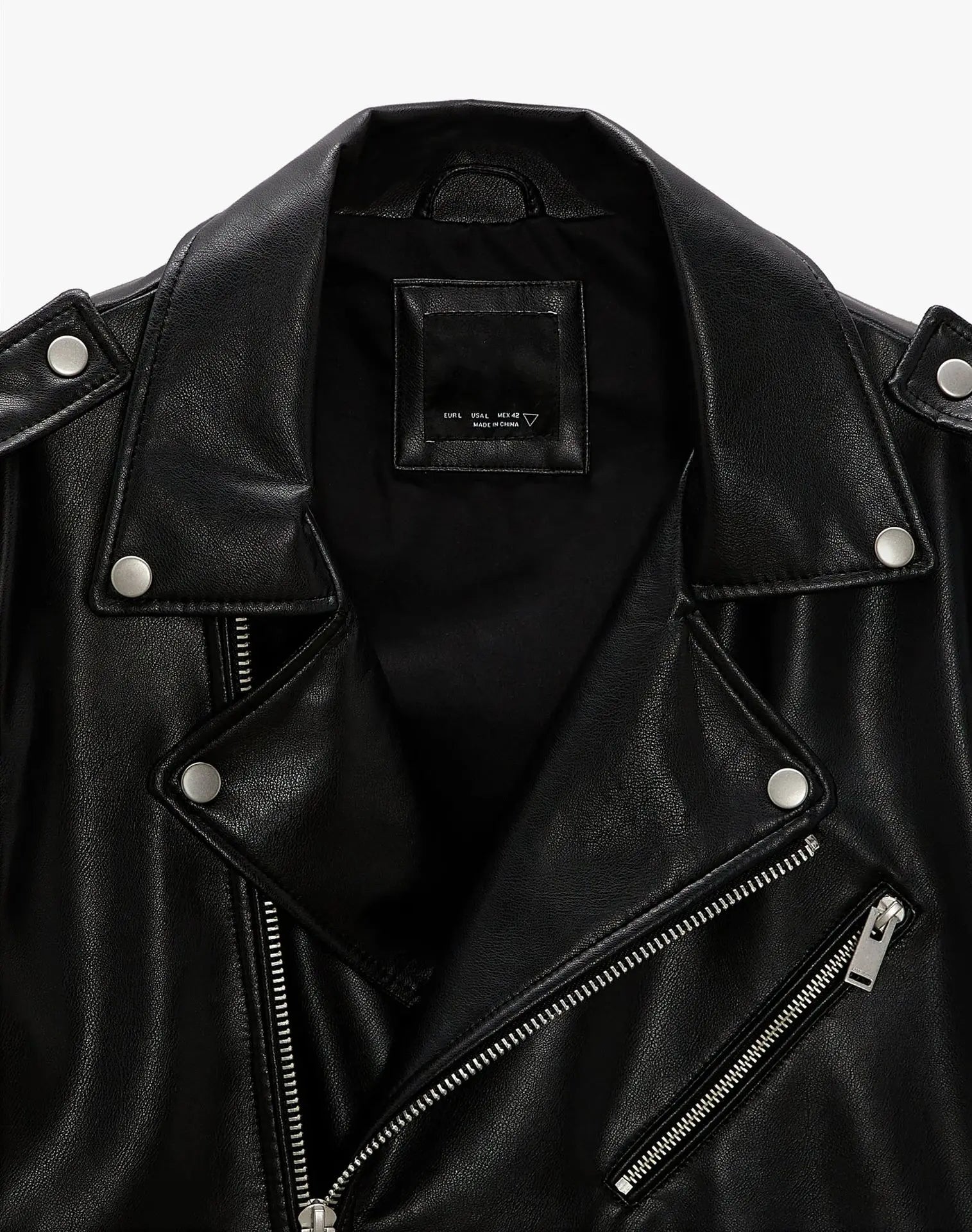 retro baseball varsity, layering staple, stylish modern outerwear, premium street look, trendsetting streetstyle