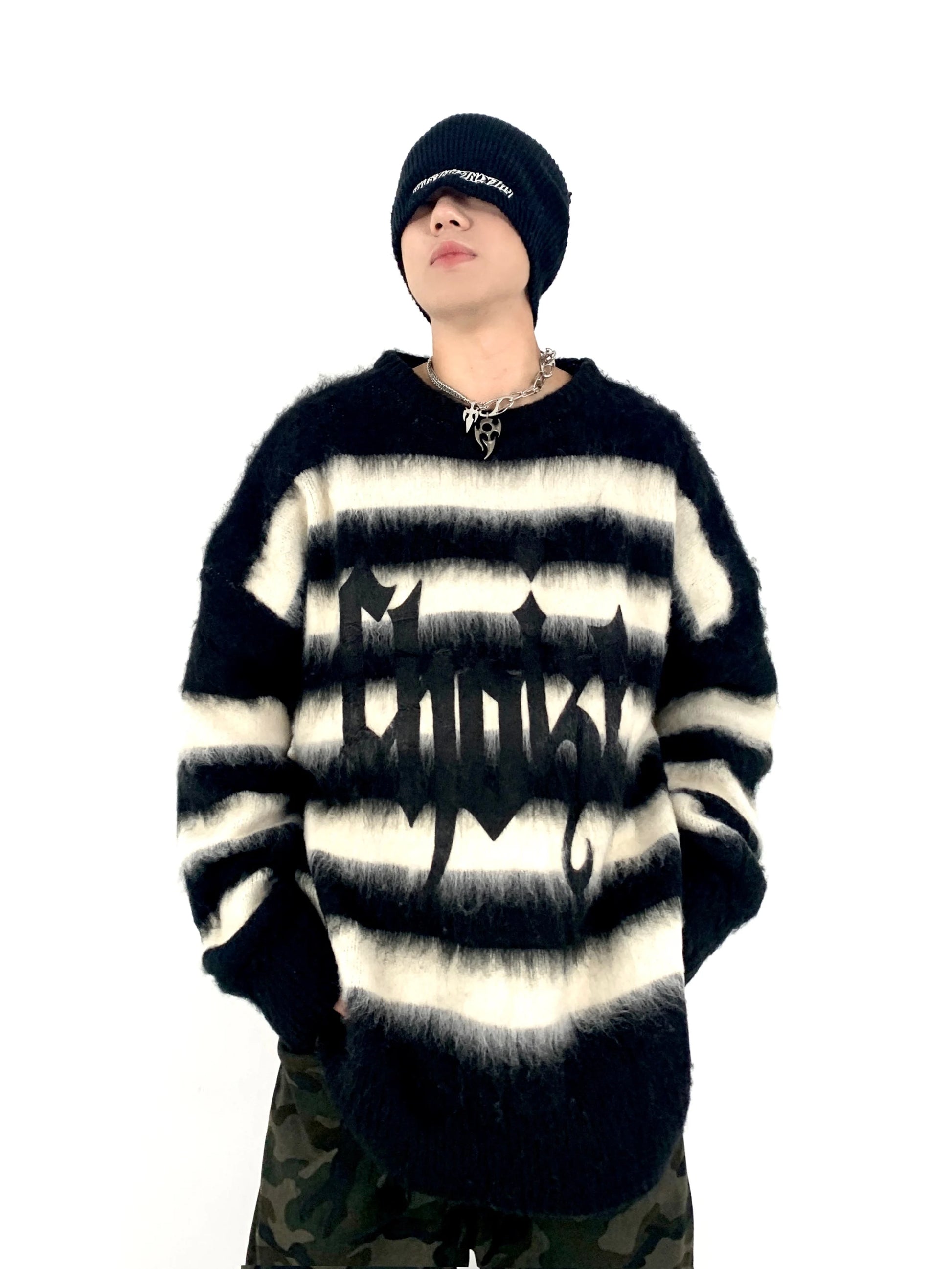 loose fit o-neck sweater, daily wear knit, cozy fashion fit, stylish street outfit, modern aesthetic appeal