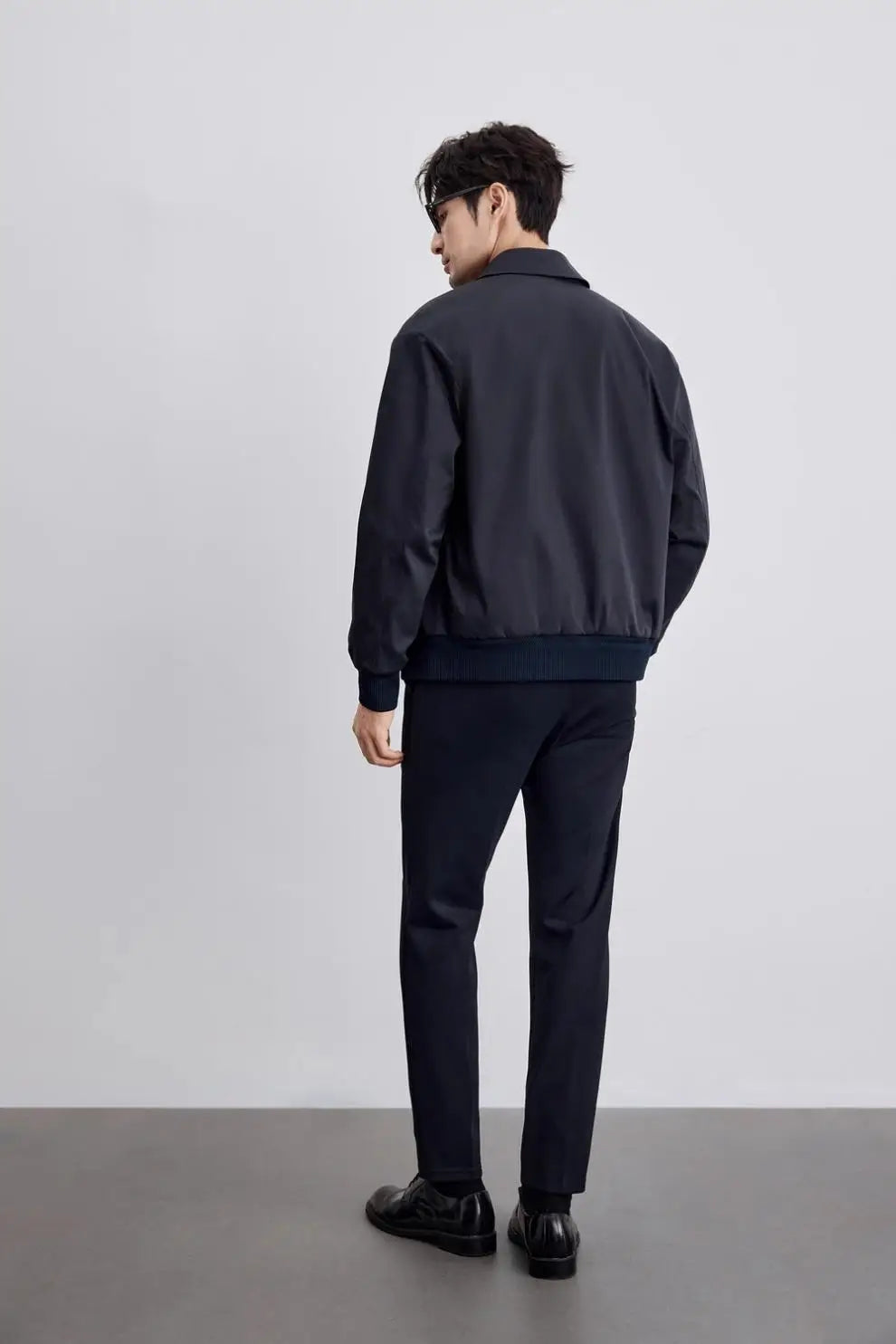 zip-up streetwear coat, 2025 outerwear trend, men's streetwear fashion, oversized urban jacket, high quality cold-weather coa