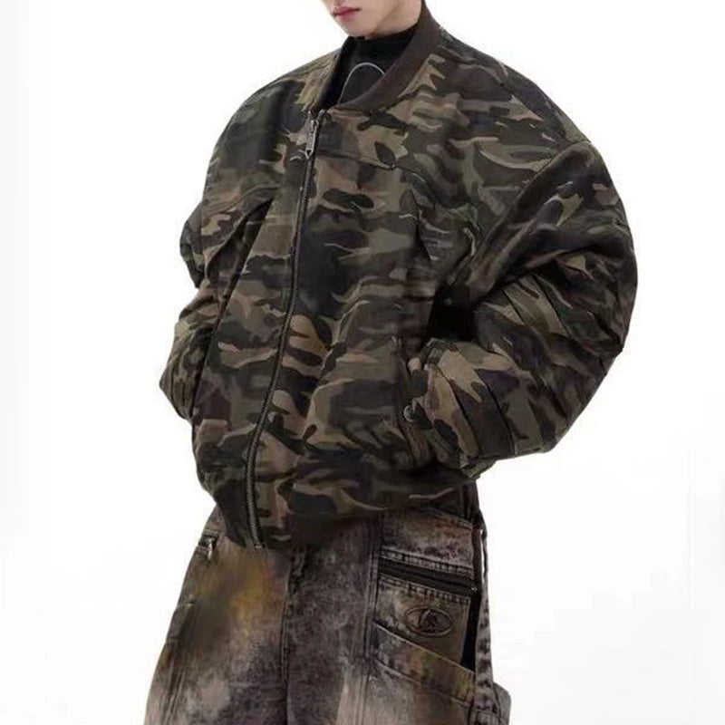 bold graphic coat, high-street look, for men, fall streetwear outfit, oversized style, layered fashion, modern aesthetic, graphic detail
