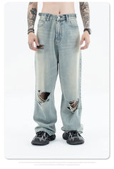 Straight Jeans with torn knees