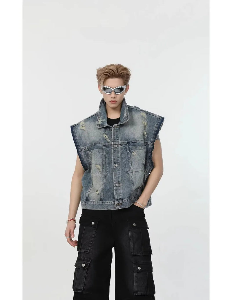 bold graphic coat, high-street look, for men, fall streetwear outfit, oversized style, layered fashion, modern aesthetic, graphic detail