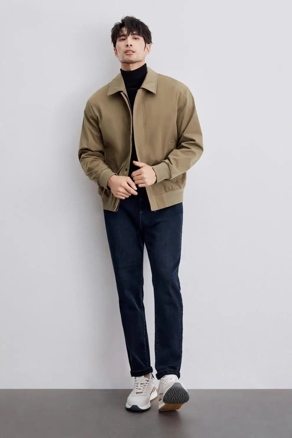 retro baseball varsity, layering staple, stylish modern outerwear, premium street look, trendsetting streetstyle