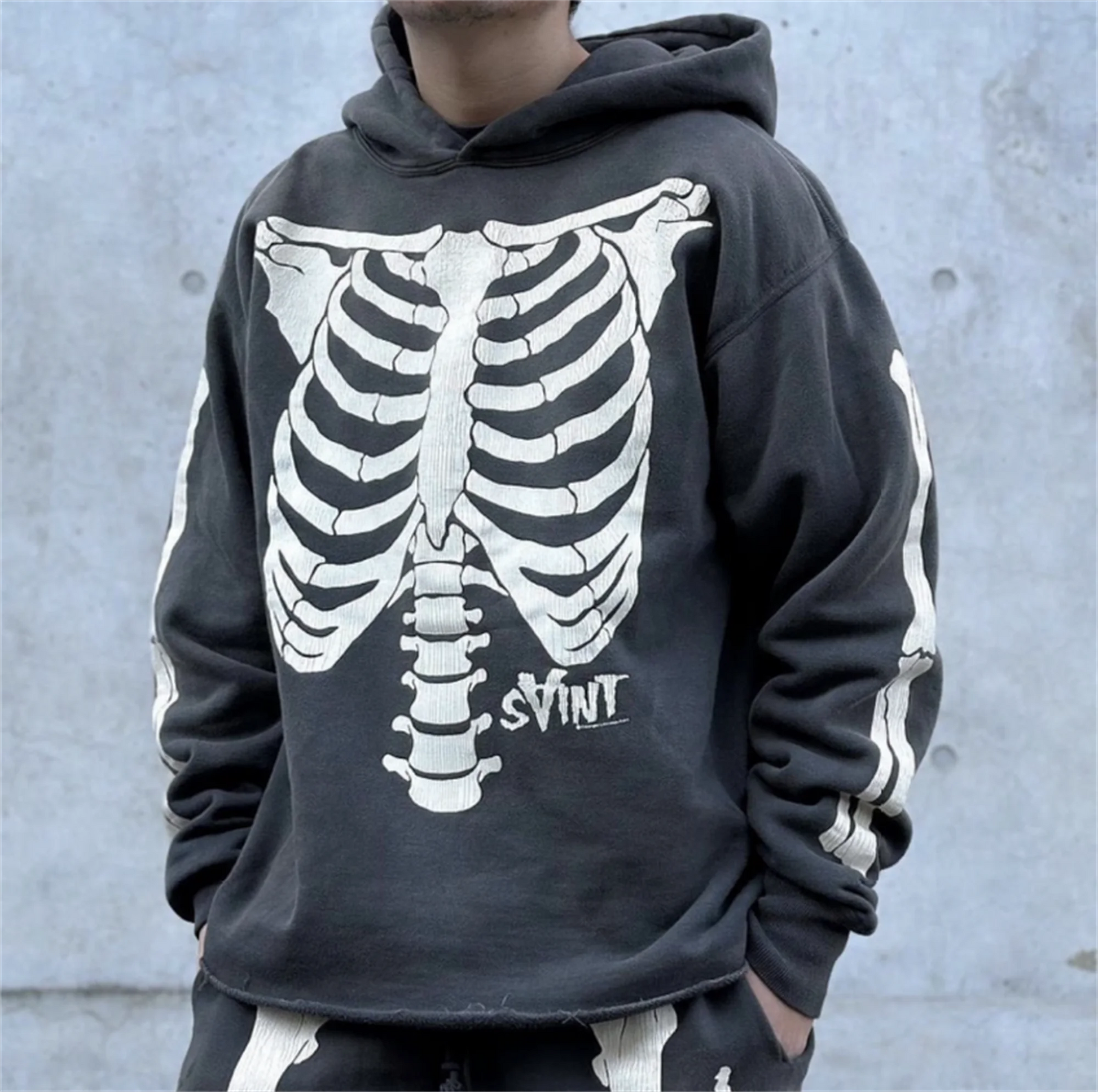Hip-hop hoodie with oversized fit and graffiti lettering