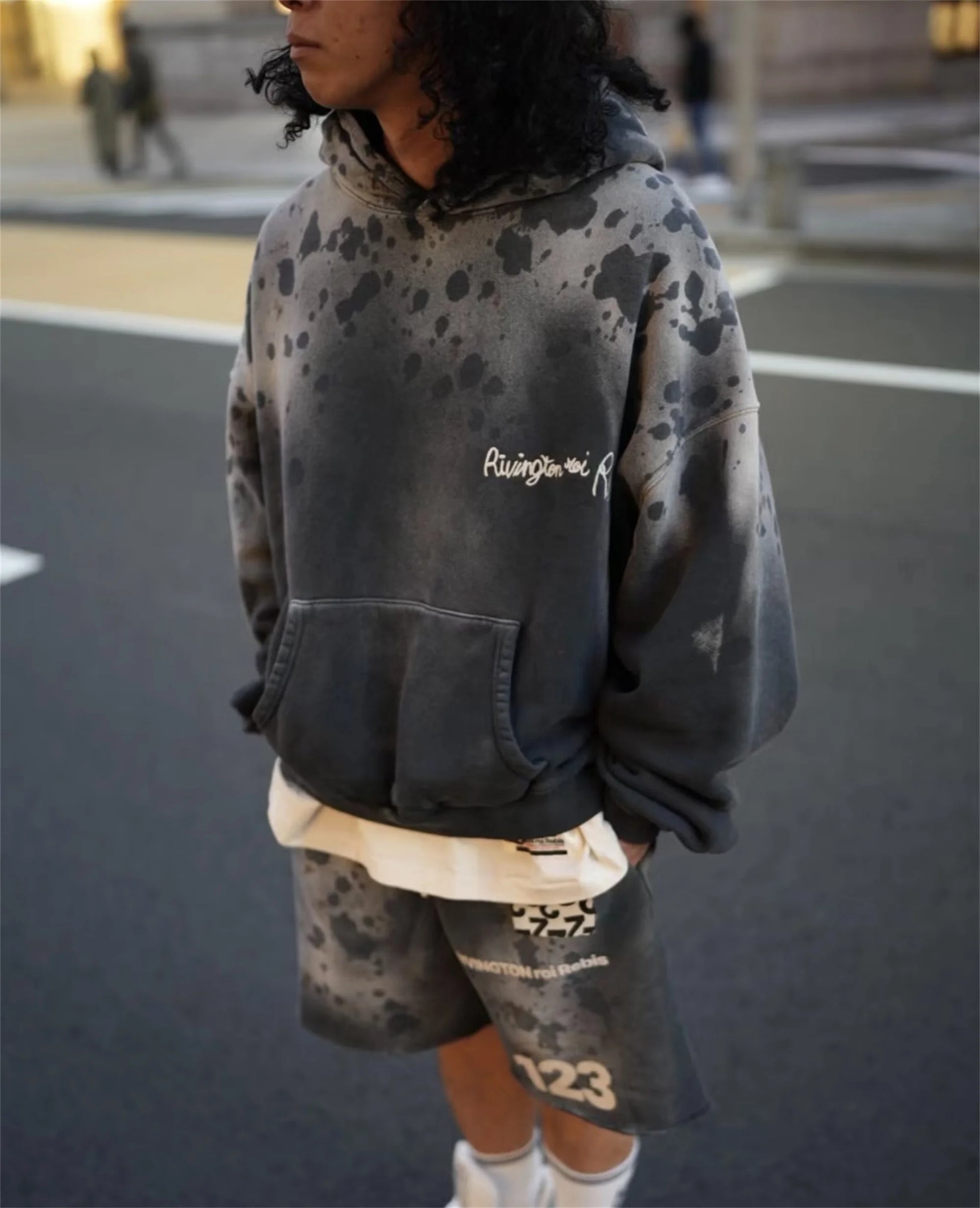 loose fit o-neck sweater, daily wear knit, cozy fashion fit, stylish street outfit, modern aesthetic appeal