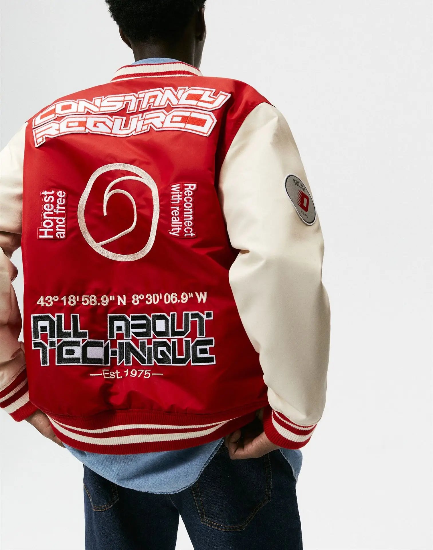 retro baseball varsity, layering staple, stylish modern outerwear, premium street look, trendsetting streetstyle