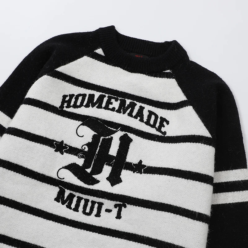 loose fit o-neck sweater, daily wear knit, cozy fashion fit, stylish street outfit, modern aesthetic appeal