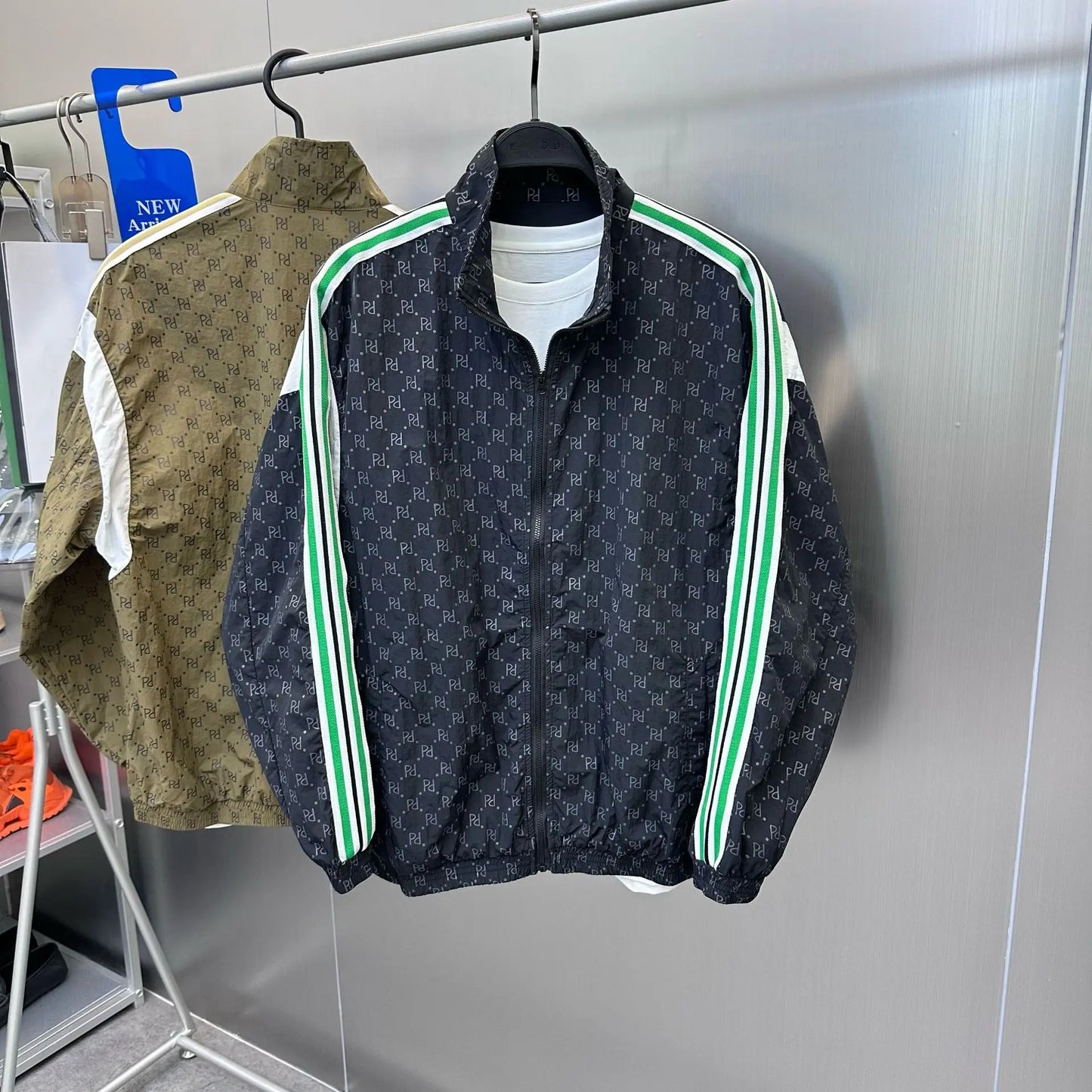 retro baseball varsity, layering staple, stylish modern outerwear, premium street look, trendsetting streetstyle