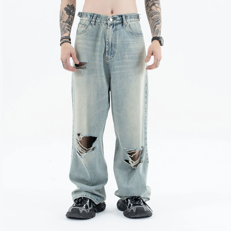 Straight Jeans with torn knees