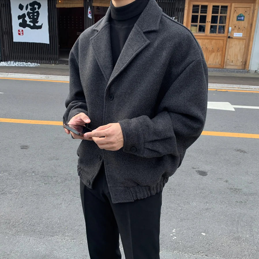 retro baseball outerwear, daily essential, men's streetwear fashion, trendy oversized fit, urban techwear design, modern hip 