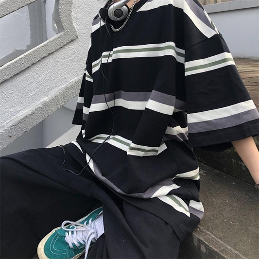"In The Old School" Graphic Unisex Streetwear Vintage Women Men Y2K T-Shirt