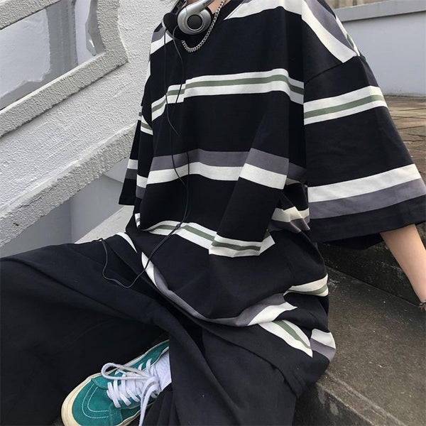 "In The Old School" Graphic Unisex Streetwear Vintage Women Men Y2K T-Shirt
